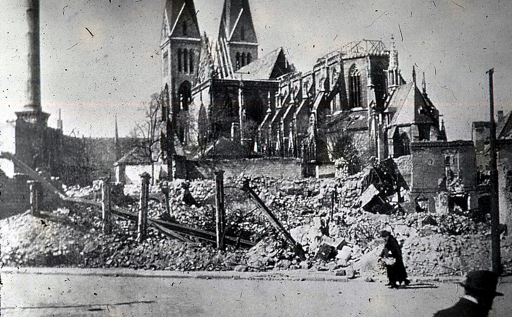 Dom Zerstörungen nach Angriff auf Halberstadt Dom Zerstörungen nach Angriff auf Halberstadt